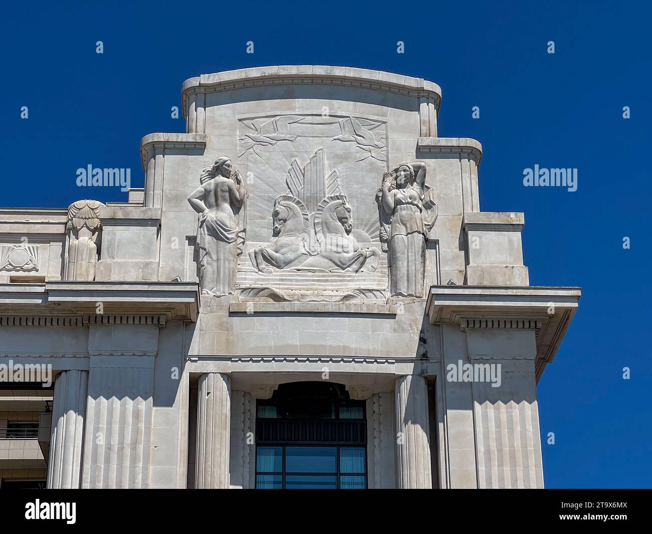 Nizza, Francia - 27 luglio 2022: Facciata Art Deco del Palais de la Mediterranee sulla Promenade des Anglais a Nizza, Francia. Foto Stock