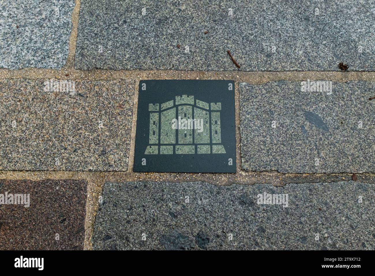 Parigi, Francia, 2023. Dopo la ristrutturazione di Place de la Bastille, alcune rivoluzioni sono commemorate sulle pietre di pavimentazione, come la fortezza qui Foto Stock