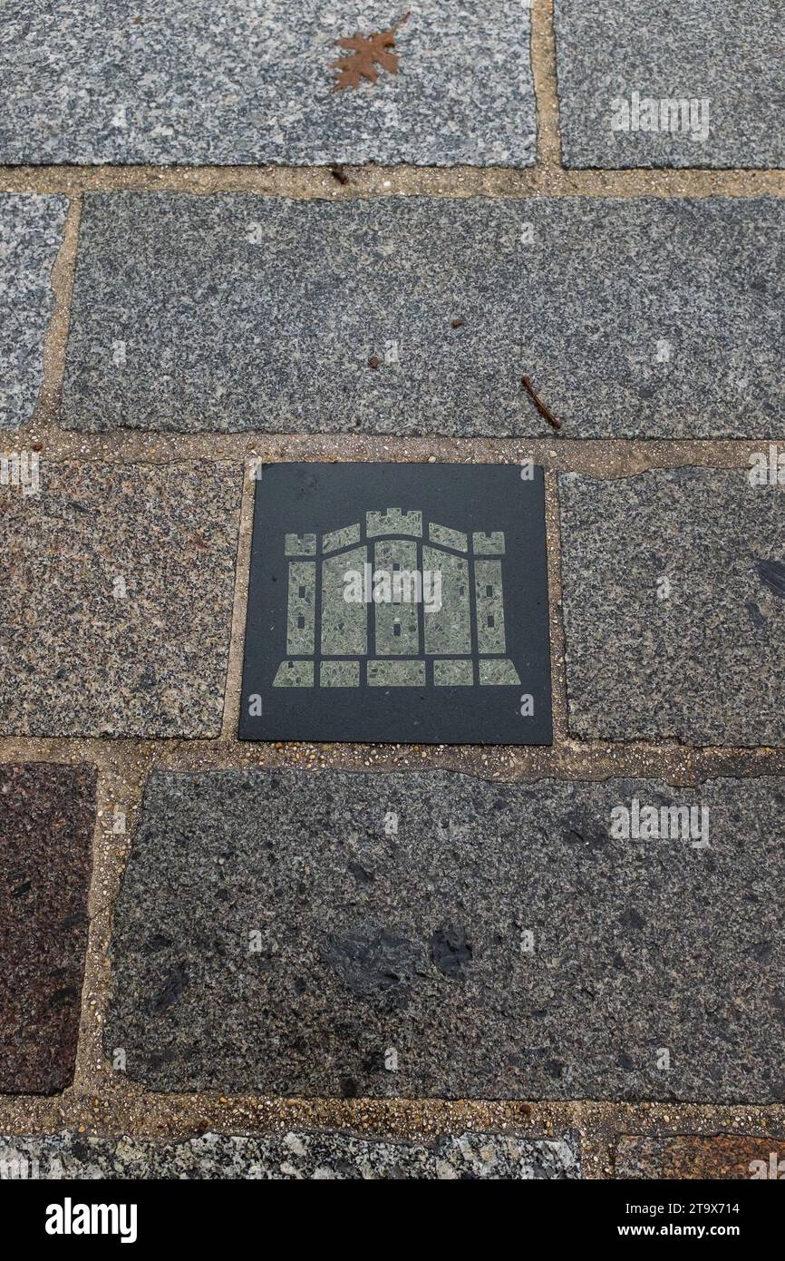 Francia, 2023. Dopo la ristrutturazione di Place de la Bastille, alcune rivoluzioni sono commemorate sulle pietre di pavimentazione, come la fortezza qui (verticale) Foto Stock