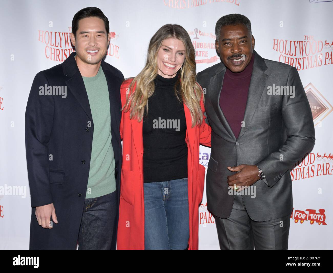 26 novembre 2023 - Hollywood, California - (L-R) Raymond Lee, Caitlin Bassett, and Ernie Hudson Jr. 91st Hollywood Christmas Parade at Hollywood & Highland. Credito fotografico: Billy Bennight/AdMedia/MediaPunch Foto Stock