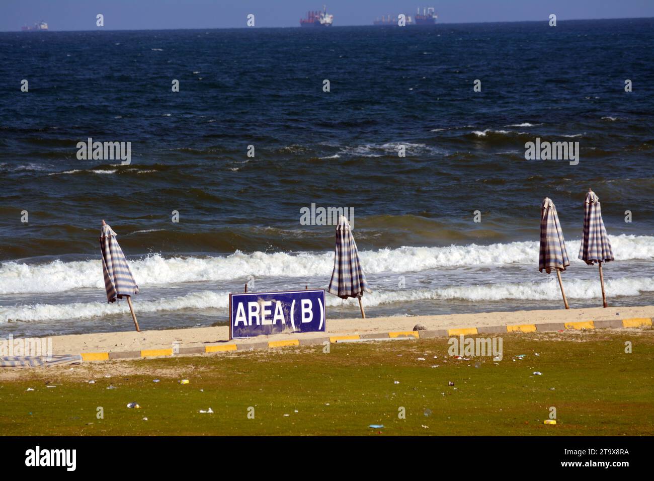 Spiaggia di Alessandria, la riva con onde e sabbia, per vacanze estive per il divertimento delle persone nelle loro vacanze, con il mare Mediterraneo, e Foto Stock