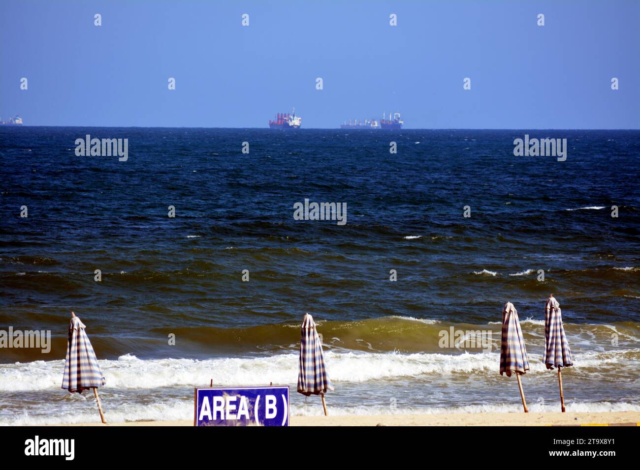 Spiaggia di Alessandria, la riva con onde e sabbia, per vacanze estive per il divertimento delle persone nelle loro vacanze, con il mare Mediterraneo, e Foto Stock