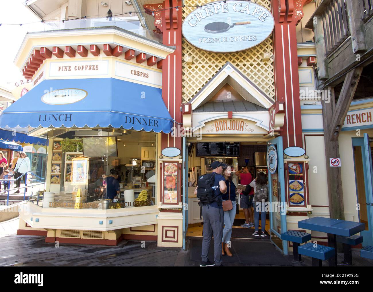 San Francisco, CA - 28 settembre 2023: Negozio di crepe con i clienti in fila all'iconico molo 39. Una popolare destinazione turistica. Foto Stock