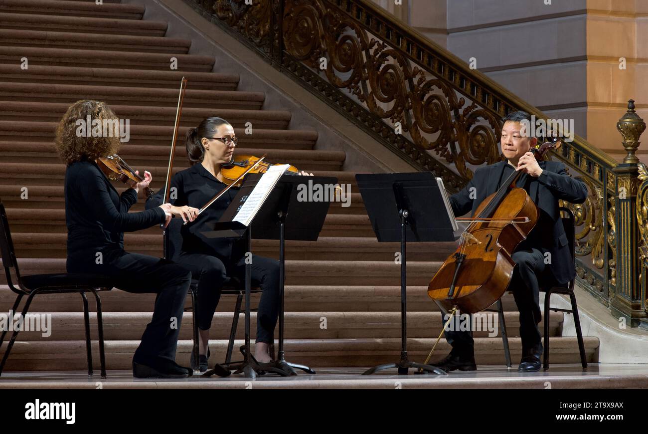 San Francisco, CA - 4 ottobre 2023: Membri di un'orchestra che suonano mentre il defunto senatore Dianne Feinstein si trova nello stato del municipio. Foto Stock