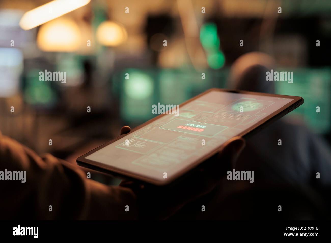 Cybercriminali che cercano un metodo di hacking non riuscito su tablet, utilizzando malware e software professionali per decifrare le password. Giovane ladro che utilizza il virus trojan per entrare nel database sensibile. Foto Stock