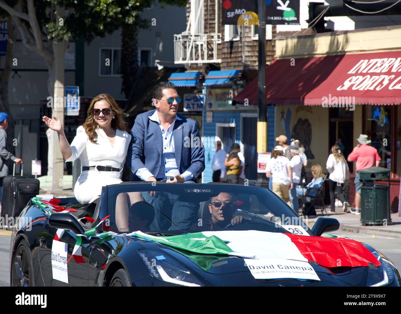 San Francisco, CA - 8 ottobre 2023: David Canepa, supervisore della contea di San Mateo, che partecipa alla 155a edizione dell'Italian Heritage Parade, che celebra il Foto Stock