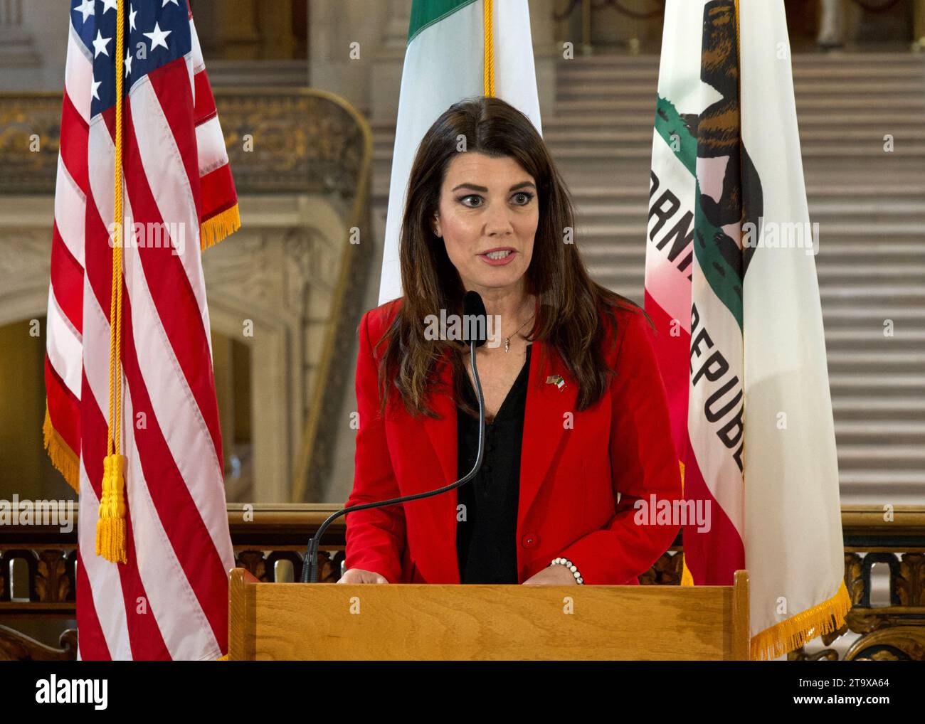 San Francisco, CA - 11 ottobre 2023: Il supervisore Catherine Stefani parla alla celebrazione del mese dell'Italian Heritage al Municipio. Foto Stock