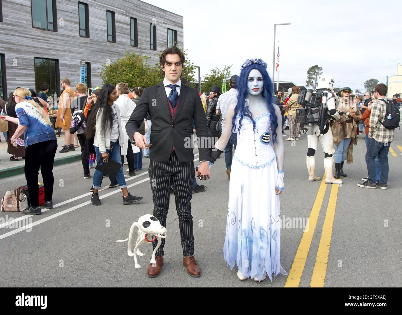 Half Moon Bay, CA - 14 ottobre 2023: Partecipanti non identificati al 50° Concorso di Costume annuale del Festival dell'Arte e della zucca nel Campidoglio Mondiale della zucca Foto Stock