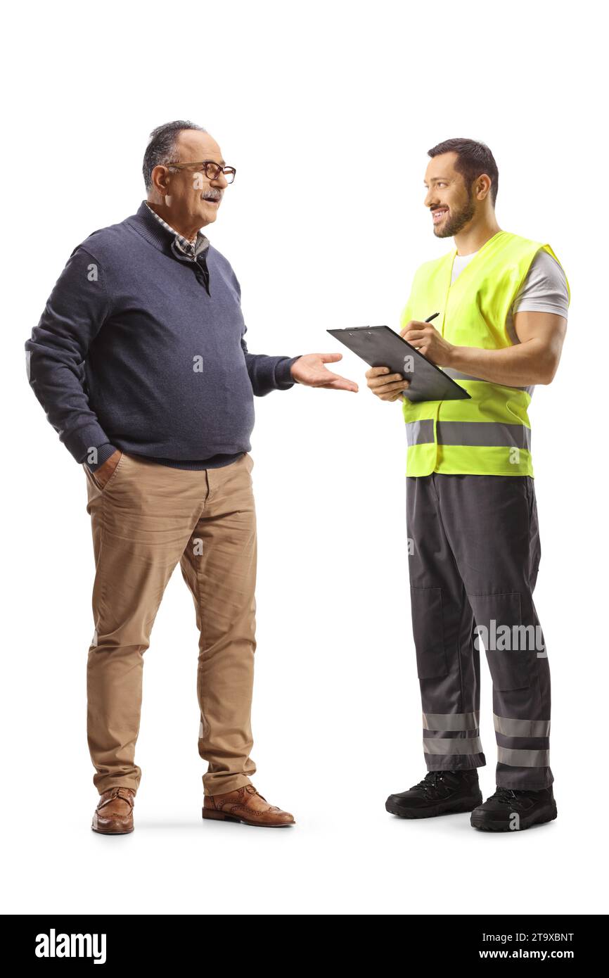 Uomo maturo che parla con un lavoratore in un giubbotto riflettente isolato su sfondo bianco Foto Stock