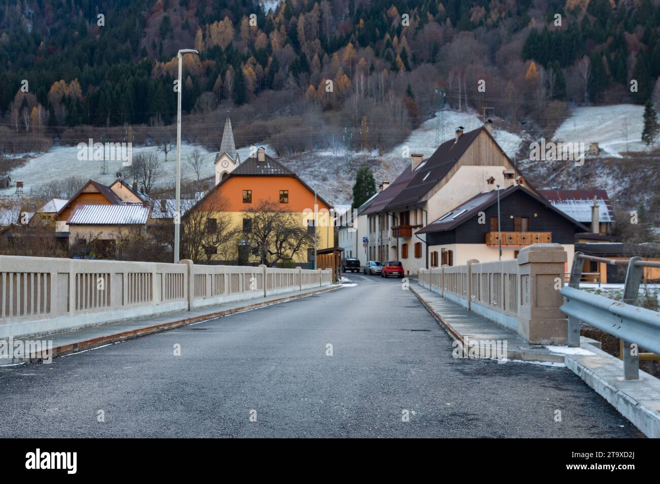 Il piccolo villaggio alpino italiano di San Leopoldo, frazione del comune di Pontebba nella regione Friuli Foto Stock