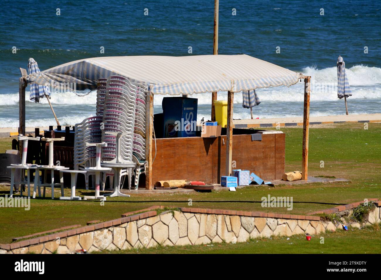 Alessandria, Egitto, 10 settembre 2022: Spiaggia di Alessandria, la riva con onde e sabbia, per vacanze estive per il divertimento della gente nel loro holi Foto Stock