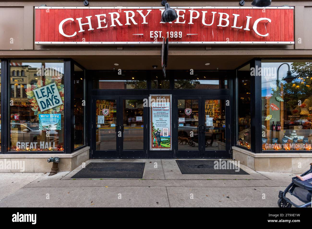 Cherry Republic Branch di Traverse City è un negozio specializzato che vende tutto ciò che riguarda le ciliegie, la specialità per cui Traverse City è famosa. Traverse City, Stati Uniti. La produzione di ciliegie è una parte importante dell'agricoltura. Il Michigan è il principale produttore di ciliegie acide negli Stati Uniti Foto Stock