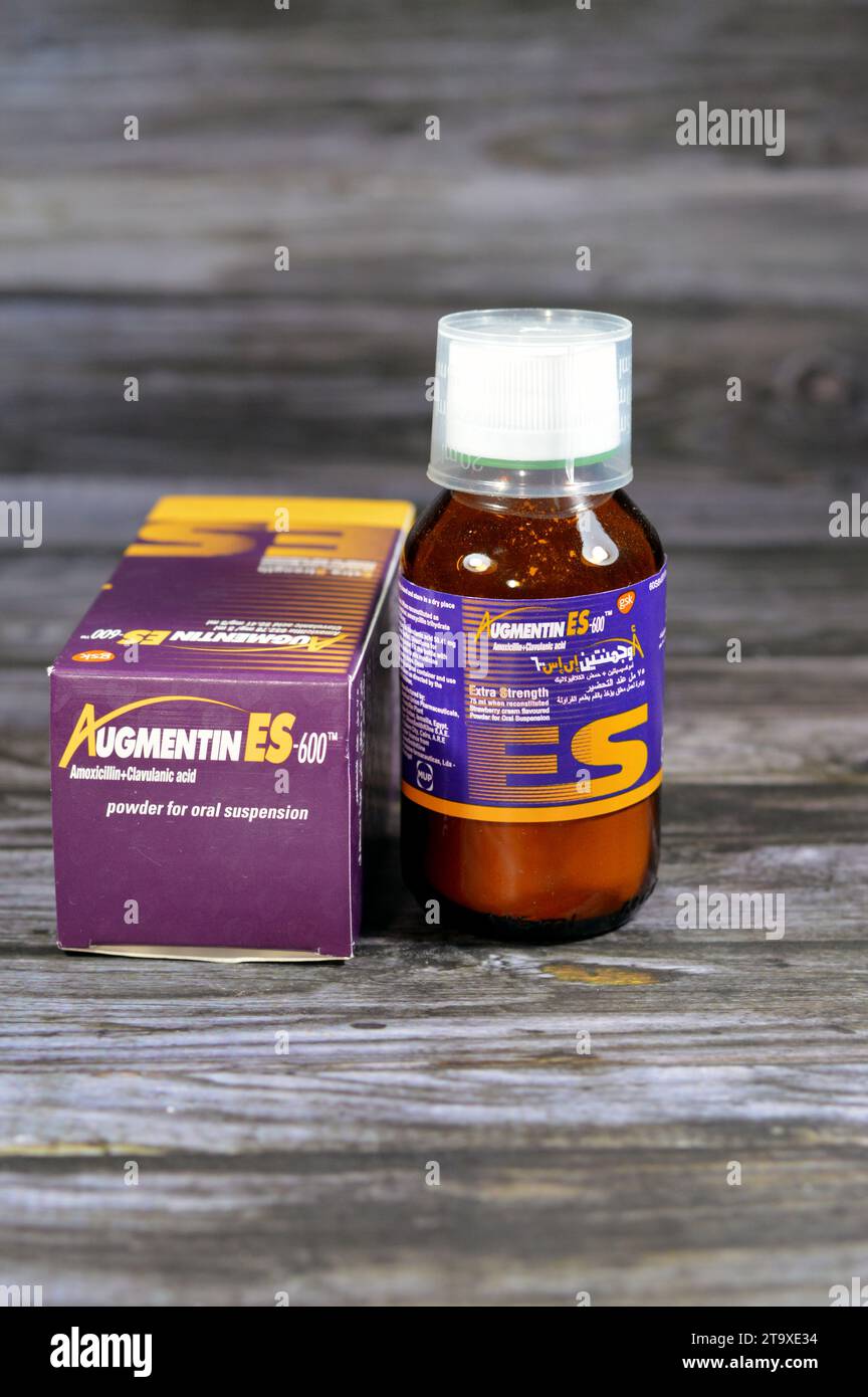 Cairo, Egitto, 8 ottobre 2023: Augmentin ES 600, amoxicillina clavulanato potassio, una combinazione di un antibiotico tipo penicillina e una forma di clavula Foto Stock