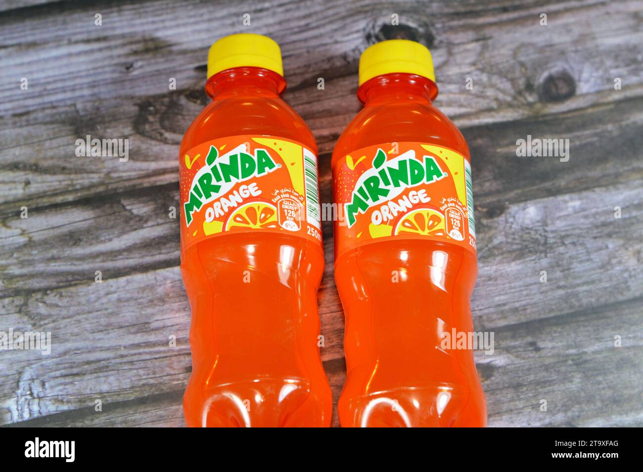 Cairo, Egitto, 4 novembre 2023: Mirinda , marchio di bevanda analcolica originariamente creato in Spagna nel 1959 e distribuito a livello globale da PepsiCo dal 1970. N Foto Stock