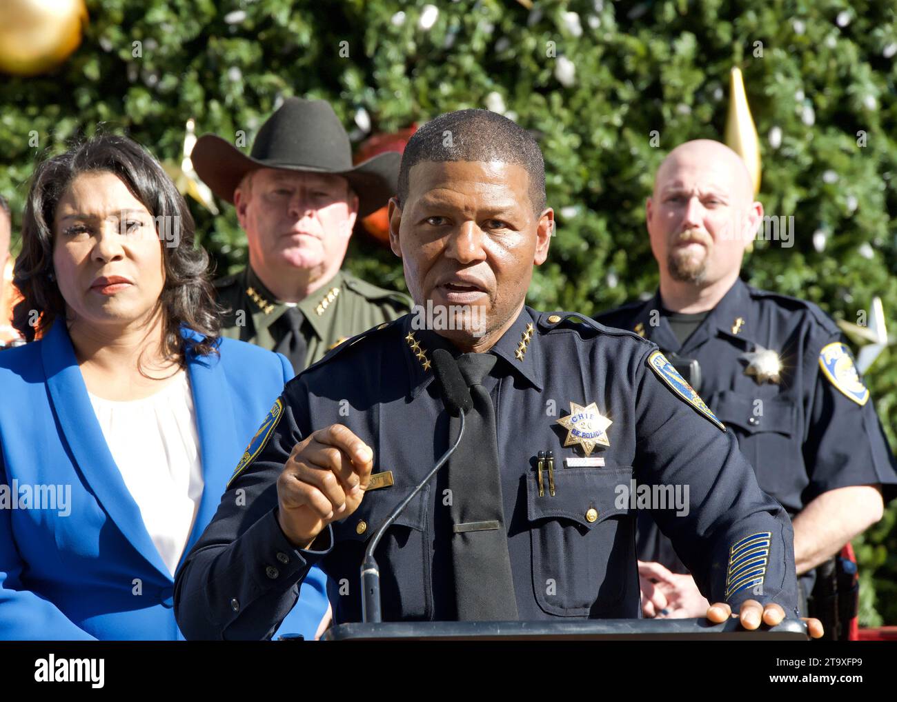 San Francisco, CA - 7 novembre 2023: Il capo della polizia William Scott parla al Press Conf di Union Square che discute dell'iniziativa Safe Shopping per la u Foto Stock