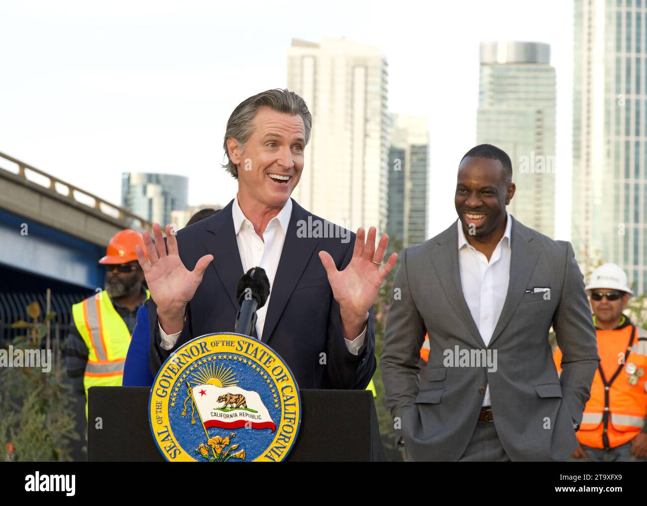 San Francisco, CA - 9 novembre 2023: Il governatore Gavin Newsom parla del progetto Clean California. Caltrans ha eliminato più di 2 milioni di ya cubica Foto Stock