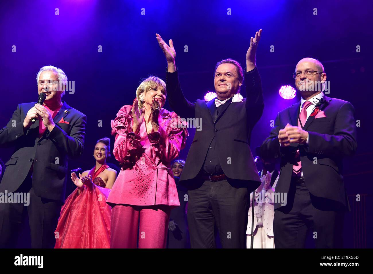 Künstler GEGEN AIDS, motto: Dreams come true Bühnenabschlussfoto, Klaus Wowereit, Judy Winter, LARS VESTERGAARD VON LAUSTSEN, Jens Petersen, Zum 20. MAL KÜNSTLER GEGEN AIDS - MORIRE 20. GALA 2023 motto: Ã Dreams come True ' im THEATER DES WESTENS in Berlin, AM 27.11.2023 *** ARTISTS AGAINST AIDS, motto Dreams come True stage Closing Photo, Klaus Wowereit, Judy Winter, LARS VESTERGAARD VON LAUSTSEN, Jens Petersen, per la ventesima volta ARTISTI CONTRO l'AIDS IL motto 20 GALA 2023 ã Dreams come True ' al THEATER DES WESTENS di Berlino, su 27 11 2023 Photopress Mueller Credit: Imago/Alamy Live News Foto Stock