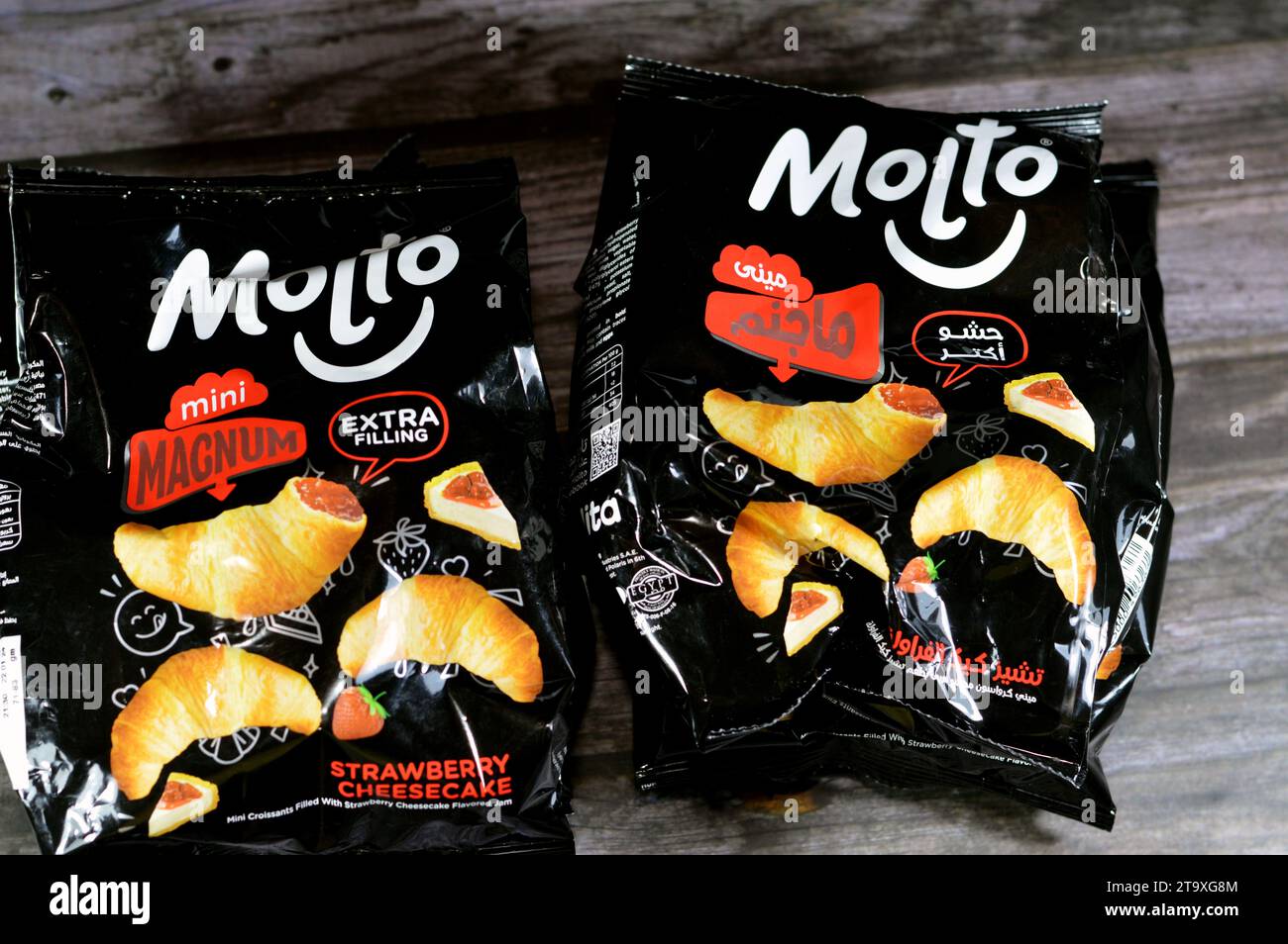 Cairo, Egitto, 4 novembre 2023: Pacchetti di mini panetterie per cheesecake alle fragole molto magnum, croissant al forno ripieni di torta al formaggio con crema di fragole, S Foto Stock