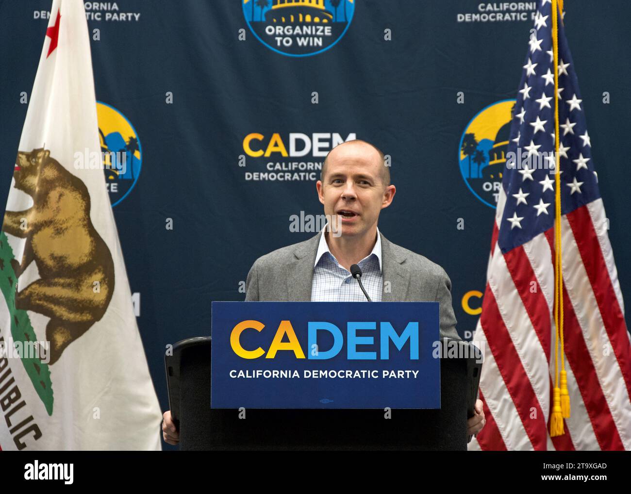 Sacramento, CA - 17 novembre 2023: Presidente del partito del Partito Democratico, Rusty Hicks, interviene all'evento di benvenuto del CADEM che sostiene Conven Foto Stock