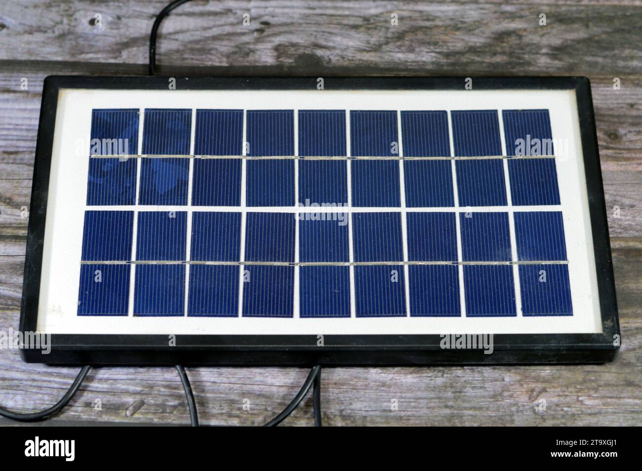 Un pannello solare, un dispositivo che converte la luce solare in elettricità utilizzando celle fotovoltaiche (PV) realizzate con materiali che generano elettroni quando Foto Stock