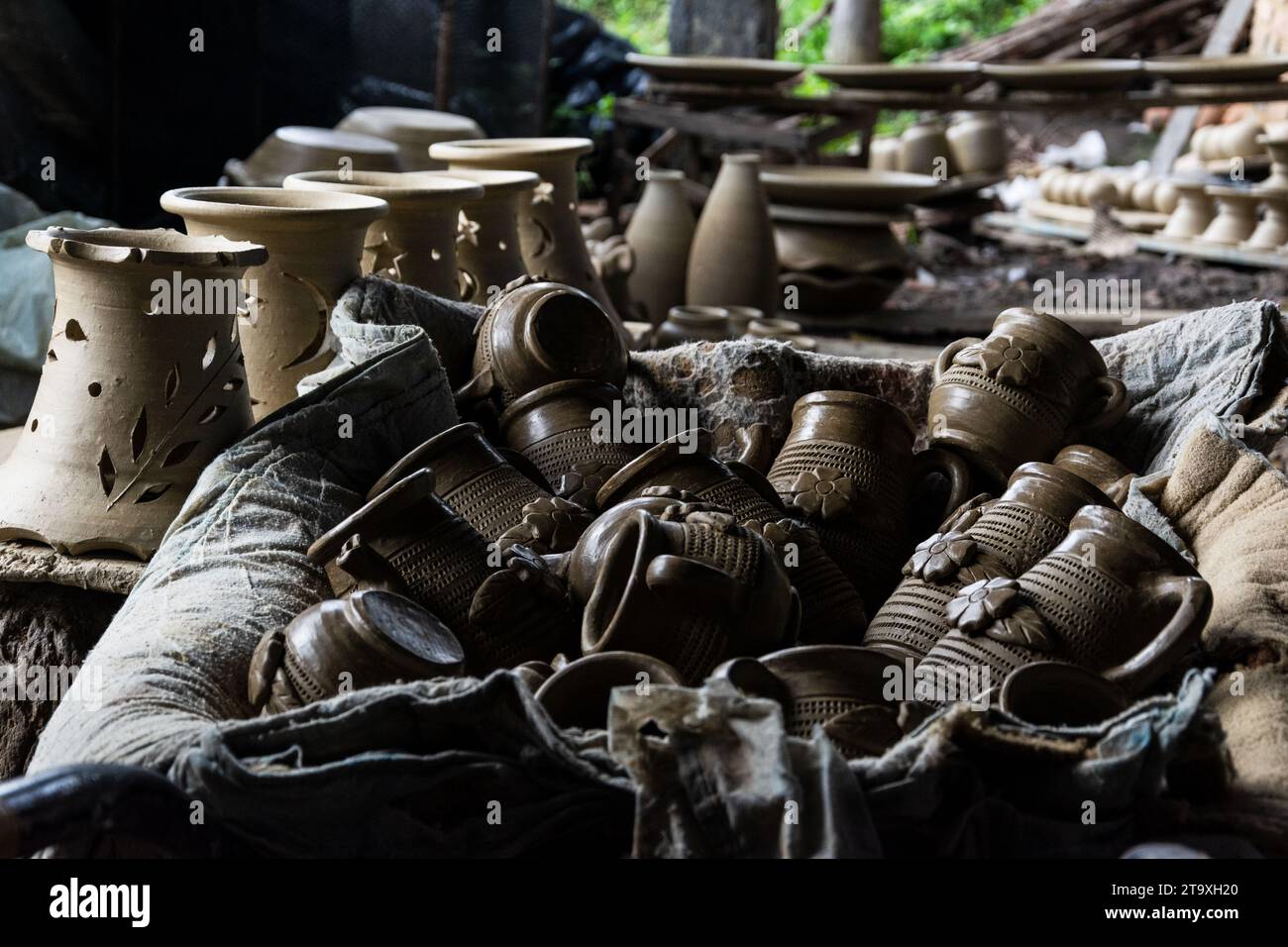 Aratuipe, Bahia, Brasile - 30 maggio 2015: Opere di ceramica in vendita a Maragogipinho, nella città di Aratuipe, Bahia. Foto Stock