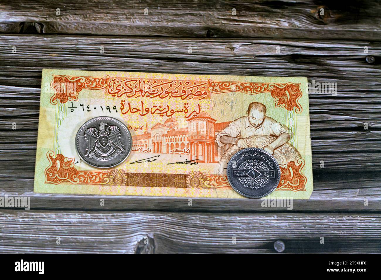 Moneta siriana sfondo di vecchie monete e banconote di Livres Liras di epoche diverse, vecchie monete e banconote retrò della Siria, tasso di cambio, eco Foto Stock