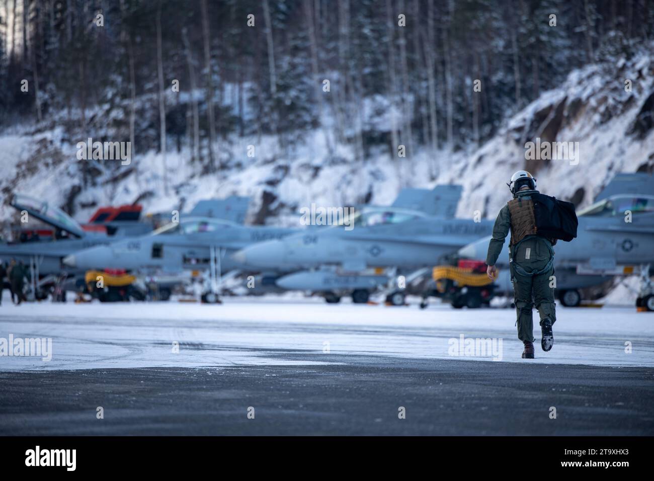 Il capitano del corpo dei Marines degli Stati Uniti Jackson Stewart, un pilota di F/A-18 Hornet con Marine All Weather Fighter Attack Squadron (VMFA(AW)) 224, cammina verso la linea di volo per le operazioni di volo in preparazione all'esercitazione Freezing Winds 23 presso la Tampere-Pirkkala Air base, Finlandia, 20 novembre 2023. L'FW23 è un'esercitazione marittima a guida finlandese a cui partecipano i Marines degli Stati Uniti assegnati alla Marine Rotational Force-Europe e le U.S. Navy Forces Europe. L'esercitazione serve come sede per aumentare la disponibilità della Marina finlandese e aumentare l'interoperabilità tra Stati Uniti, Finlandia e NATO e alleati nella logistica operativa, inte Foto Stock