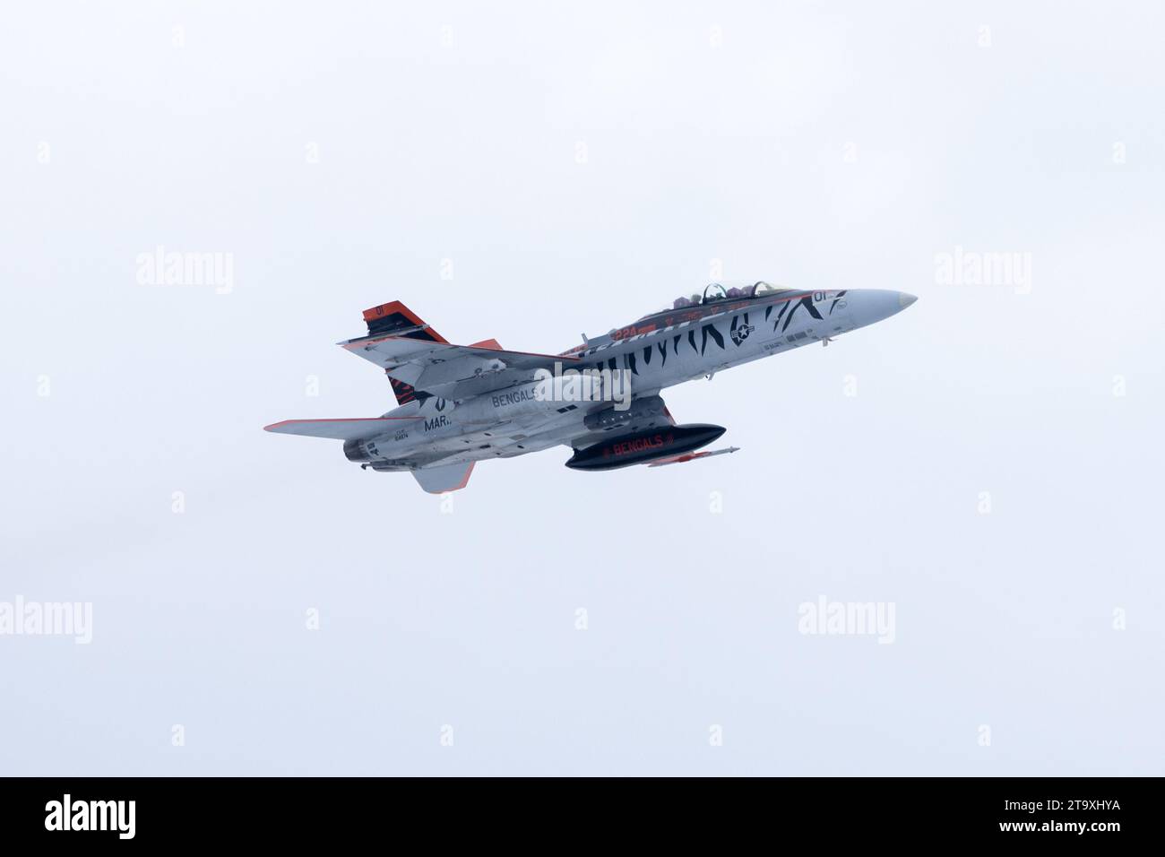 Un US Marine F/A-18D Hornet with Marine All Weather Fighter Attack Squadron (VMFA(AW)) 224 decolla dalla base aerea di Tampere-Pirkkala, Finlandia, come parte di un volo di addestramento in preparazione all'esercitazione Frozen Winds 23, 21 novembre 2023. L'FW23 è un'esercitazione marittima a guida finlandese a cui partecipano i Marines degli Stati Uniti assegnati alla Marine Rotational Force-Europe e le U.S. Navy Forces Europe. L'esercitazione serve come sede per aumentare la prontezza della Marina finlandese e aumentare l'interoperabilità tra Stati Uniti, Finlandia e NATO e alleati nella logistica operativa, incendi integrati e operazioni anfibie i Foto Stock