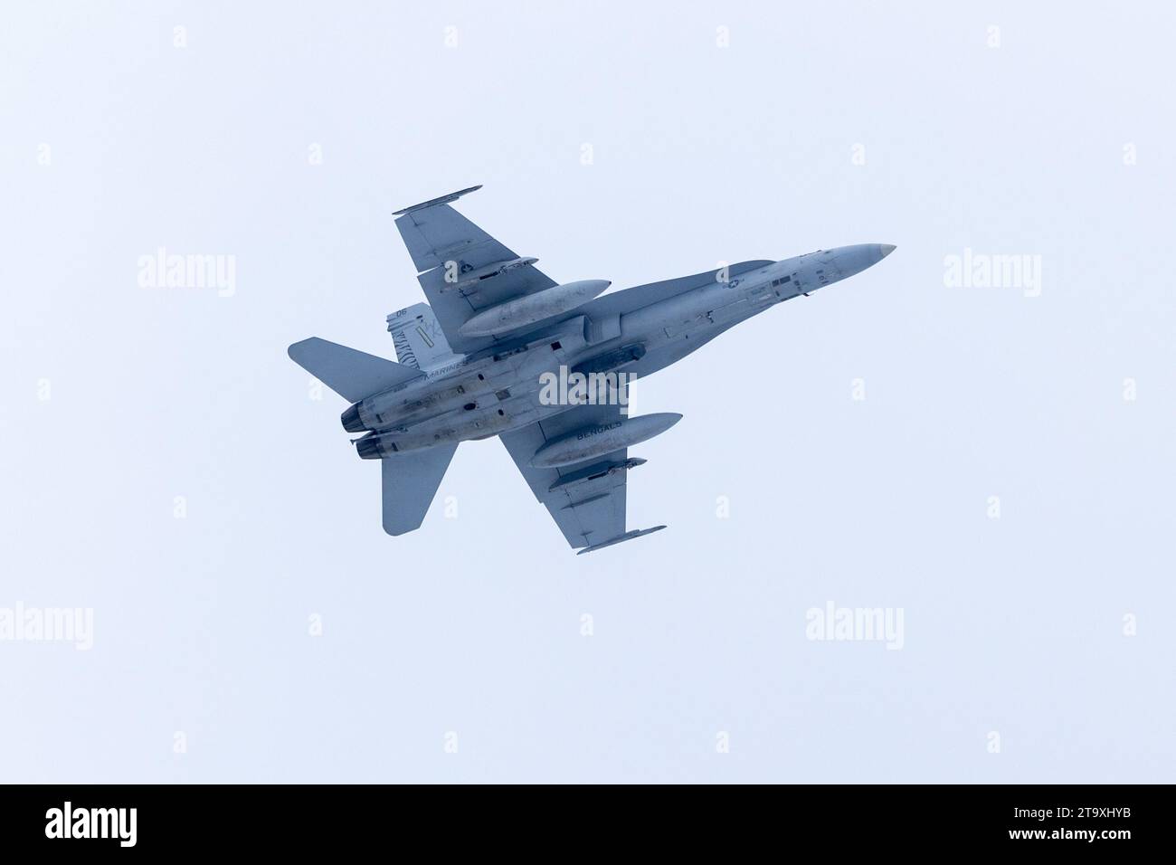 Un US Marine F/A-18C Hornet with Marine All Weather Fighter Attack Squadron (VMFA(AW)) 224 decolla dalla base aerea di Tampere-Pirkkala, Finlandia, come parte di un volo di addestramento in preparazione per l'esercitazione Geating Winds 23, 21 novembre 2023. L'FW23 è un'esercitazione marittima a guida finlandese a cui partecipano i Marines degli Stati Uniti assegnati alla Marine Rotational Force-Europe e le U.S. Navy Forces Europe. L'esercitazione serve come sede per aumentare la prontezza della Marina finlandese e aumentare l'interoperabilità tra Stati Uniti, Finlandia e NATO e alleati nella logistica operativa, incendi integrati e operazioni anfibie i Foto Stock
