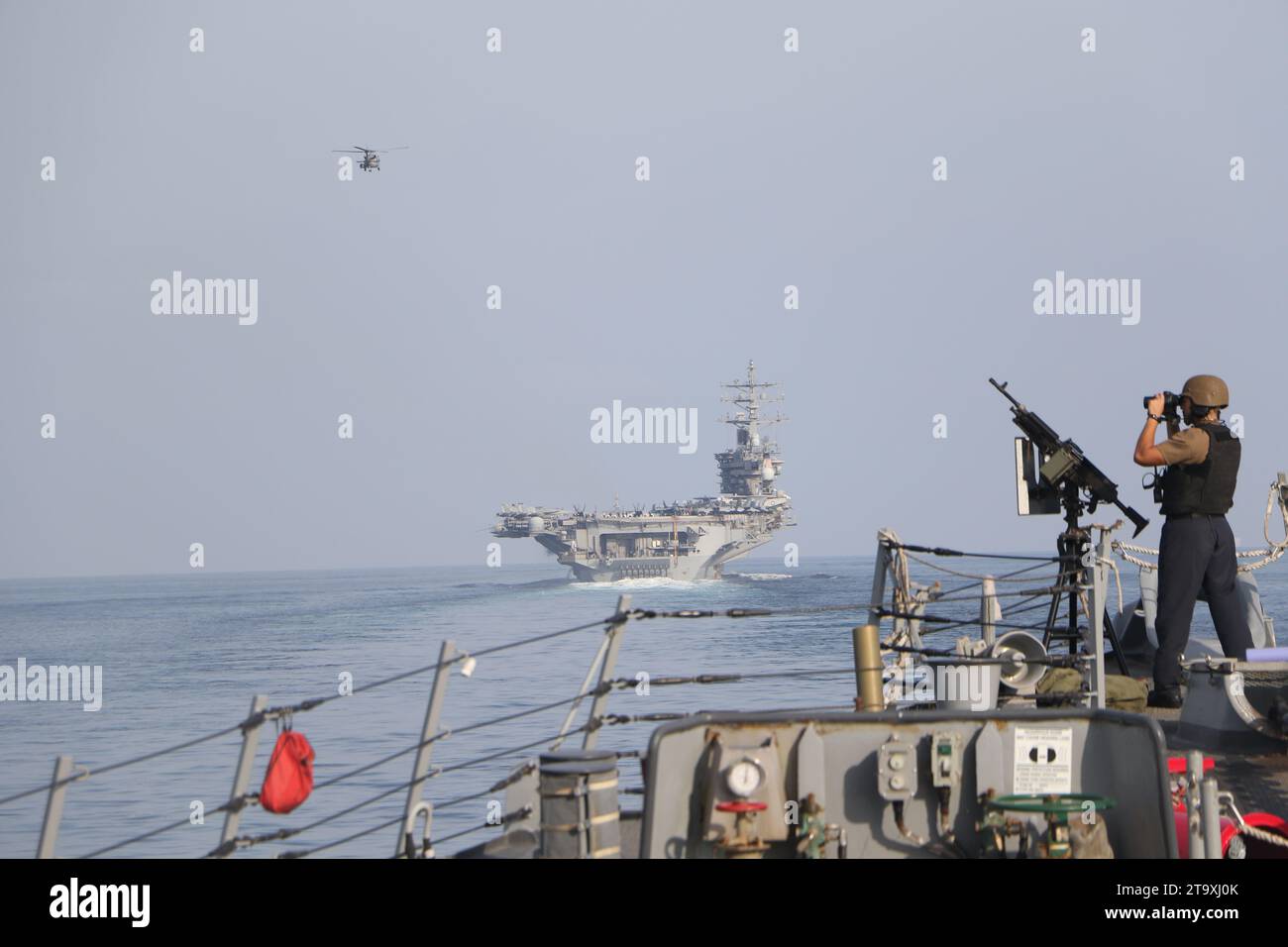 La portaerei USS Dwight D. Eisenhower (CVN 69) (IKE), incrociatore missilistico guidato classe Ticonderoga USS Philippine Sea (CG 58), cacciatorpediniere missilistico guidato USS Grassely (DDG 107), cacciatorpediniere missilistico guidato USS Stethem (DDG 63), e il cacciatorpediniere della Marina francese FS Languedoc (D 653) transitano nello stretto di Hormuz insieme al supporto aereo di un e-2C Hawkeye della Marina francese e dell'Air Force Rafale, novembre 26. IKECSG è dispiegato nella zona operativa della 5th Fleet degli Stati Uniti per contribuire a garantire la sicurezza marittima e la stabilità nella regione del Medio Oriente. (Foto U.S. Navy di Information Technician Second Class Ruskin Foto Stock