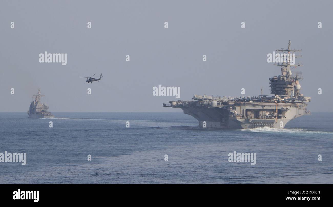 La portaerei USS Dwight D. Eisenhower (CVN 69) (IKE), incrociatore missilistico guidato classe Ticonderoga USS Philippine Sea (CG 58), cacciatorpediniere missilistico guidato USS Grassely (DDG 107), cacciatorpediniere missilistico guidato USS Stethem (DDG 63), e il cacciatorpediniere della Marina francese FS Languedoc (D 653) transitano nello stretto di Hormuz insieme al supporto aereo di un e-2C Hawkeye della Marina francese e dell'Air Force Rafale, novembre 26. IKECSG è dispiegato nella zona operativa della 5th Fleet degli Stati Uniti per contribuire a garantire la sicurezza marittima e la stabilità nella regione del Medio Oriente. (Foto U.S. Navy di Information Technician Second Class Ruskin Foto Stock