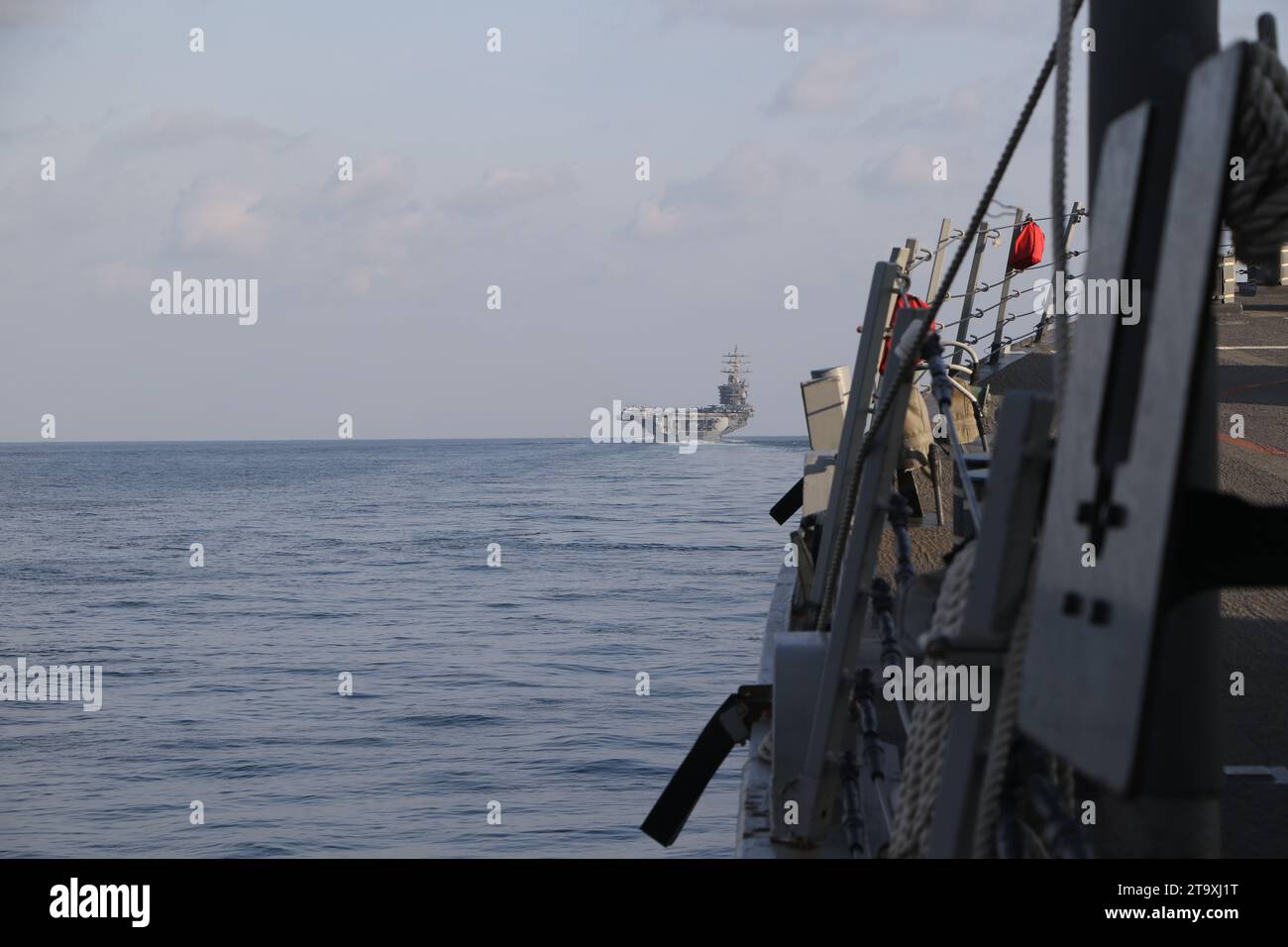 La portaerei USS Dwight D. Eisenhower (CVN 69) (IKE), incrociatore missilistico guidato classe Ticonderoga USS Philippine Sea (CG 58), cacciatorpediniere missilistico guidato USS Grassely (DDG 107), cacciatorpediniere missilistico guidato USS Stethem (DDG 63), e il cacciatorpediniere della Marina francese FS Languedoc (D 653) transitano nello stretto di Hormuz insieme al supporto aereo di un e-2C Hawkeye della Marina francese e dell'Air Force Rafale, novembre 26. IKECSG è dispiegato nella zona operativa della 5th Fleet degli Stati Uniti per contribuire a garantire la sicurezza marittima e la stabilità nella regione del Medio Oriente. (Foto U.S. Navy di Information Technician Second Class Ruskin Foto Stock