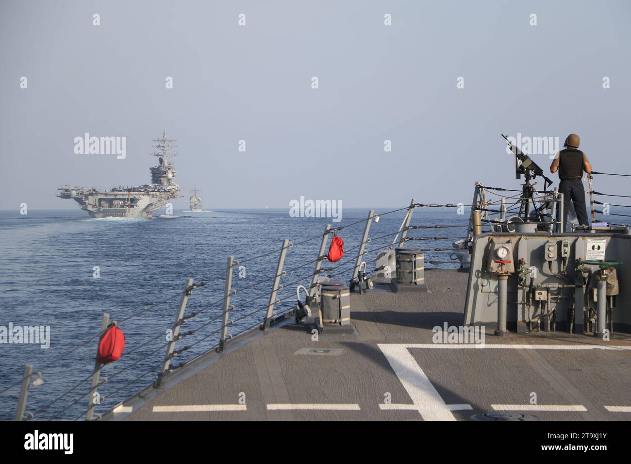La portaerei USS Dwight D. Eisenhower (CVN 69) (IKE), incrociatore missilistico guidato classe Ticonderoga USS Philippine Sea (CG 58), cacciatorpediniere missilistico guidato USS Grassely (DDG 107), cacciatorpediniere missilistico guidato USS Stethem (DDG 63), e il cacciatorpediniere della Marina francese FS Languedoc (D 653) transitano nello stretto di Hormuz insieme al supporto aereo di un e-2C Hawkeye della Marina francese e dell'Air Force Rafale, novembre 26. IKECSG è dispiegato nella zona operativa della 5th Fleet degli Stati Uniti per contribuire a garantire la sicurezza marittima e la stabilità nella regione del Medio Oriente. (Foto U.S. Navy di Information Technician Second Class Ruskin Foto Stock