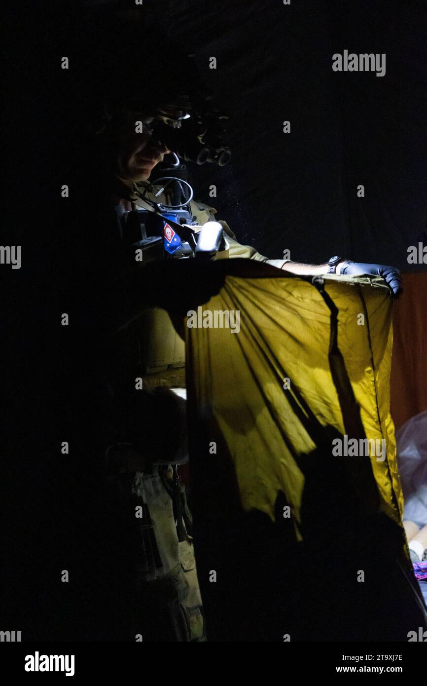 Un Marine Raider, con Marine Forces Special Operations Command, conduce uno sfruttamento sensibile del sito durante un raid ad azione diretta come parte dell'esercitazione Raven 24-1, 10 ottobre 2023. Exercise Raven è un esercizio di formazione tenuto per valutare tutti gli aspetti di una Marine Special Operations Company prima di un dispiegamento di operazioni speciali. (Foto del corpo dei Marines degli Stati Uniti del sergente Evan Jones) Foto Stock
