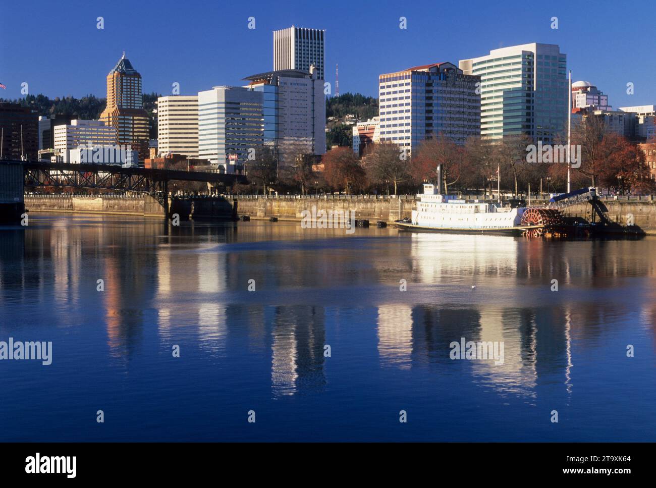 Il centro di vista sul fiume Willamette, Vera Katz Eastbank Esplanade, Portland, Oregon Foto Stock