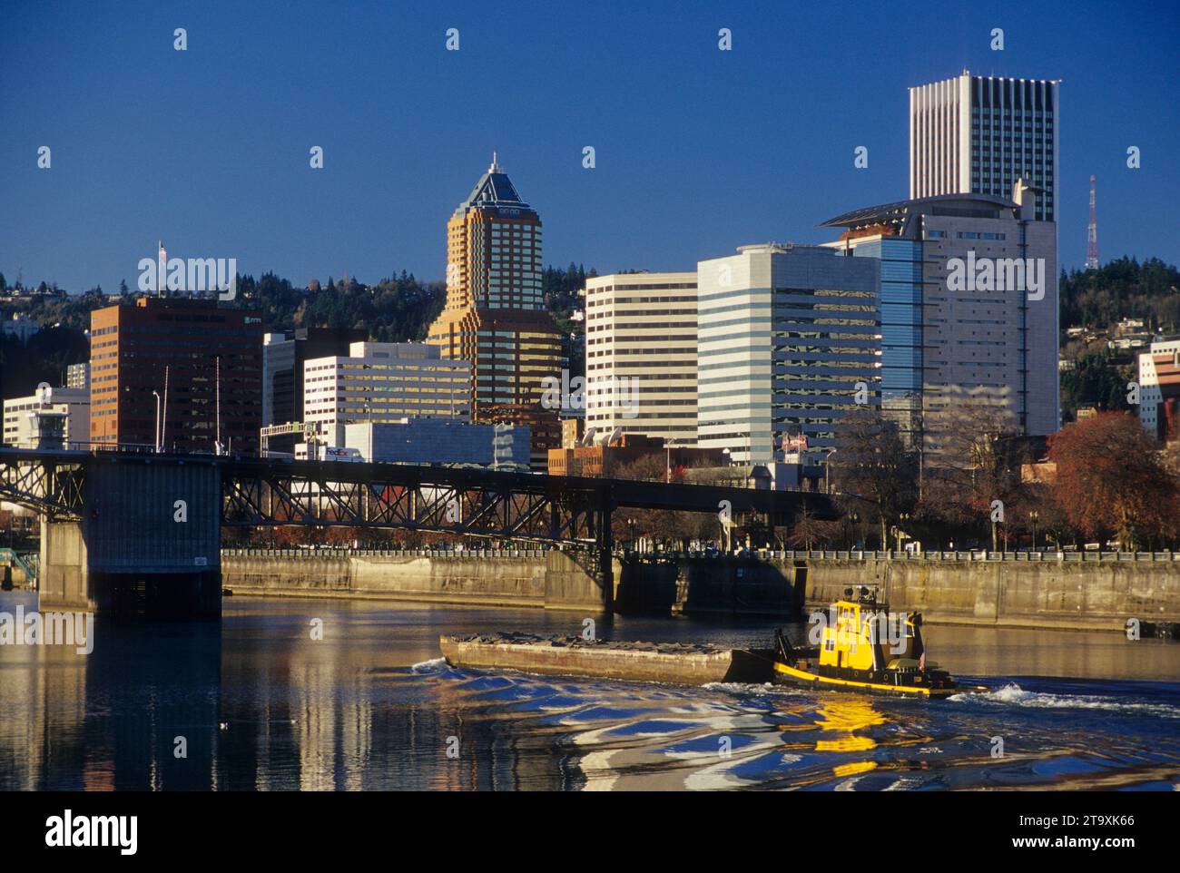 Il centro di vista sul fiume Willamette, Vera Katz Eastbank Esplanade, Portland, Oregon Foto Stock