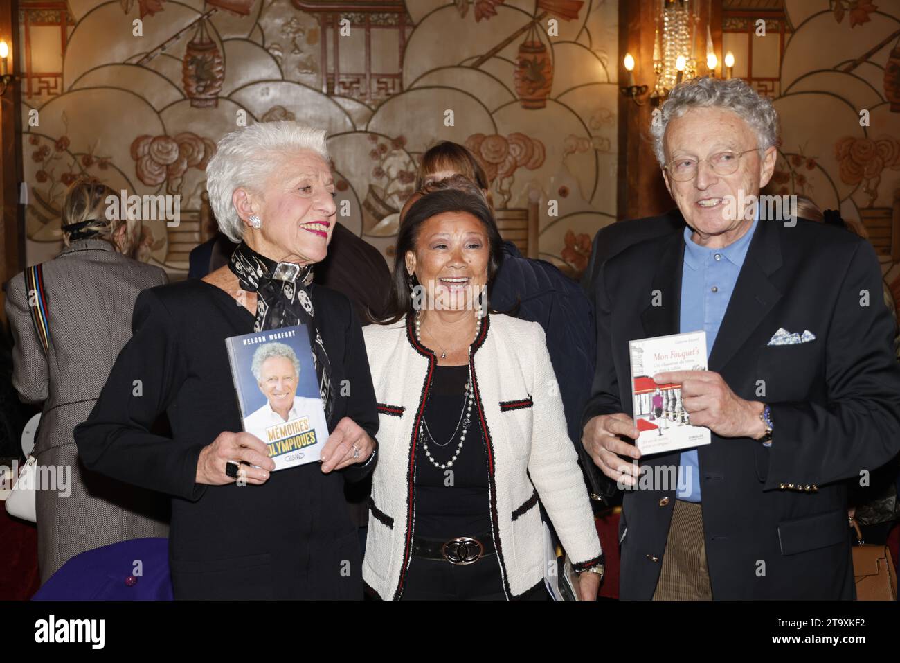 Parigi, Francia. 27 novembre 2023. Catherine Euvrard, Jeanne d'Hauteserre e Nelson Monfort partecipano alla XIII Fiera del libro di storia al Cercle National des Armées il 27 novembre 2023 a Parigi, in Francia. Credito: Bernard Menigault / Alamy Live News Foto Stock