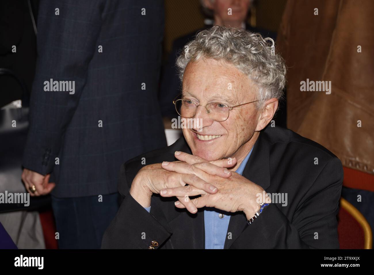 Parigi, Francia. 27 novembre 2023. Nelson Monfort presenta il suo libro "Memoires olympiques" (Editions Michel Lafon) durante la XIII Fiera del libro di storia al Cercle National des Armées il 27 novembre 2023 a Parigi, in Francia. Credito: Bernard Menigault / Alamy Live News Foto Stock