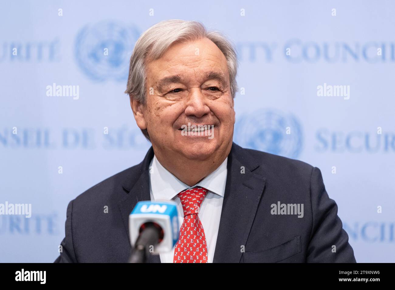 Comunicato stampa del Segretario generale Antonio Guterres presso la sede delle Nazioni Unite a New York il 27 novembre 2023 sulla crisi climatica in seguito ai recenti viaggi in Cile e Antartide Foto Stock