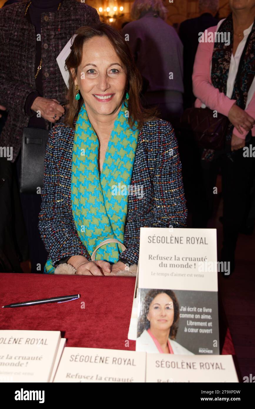 Parigi, Francia. 27 novembre 2023. Segolene Royal presenta il suo libro "Refusez la cruaute du monde!" (Edizioni du Rocher) durante la XIII Fiera del libro di storia al Cercle National des Armées il 27 novembre 2023 a Parigi, in Francia. Credito: Bernard Menigault / Alamy Live News Foto Stock