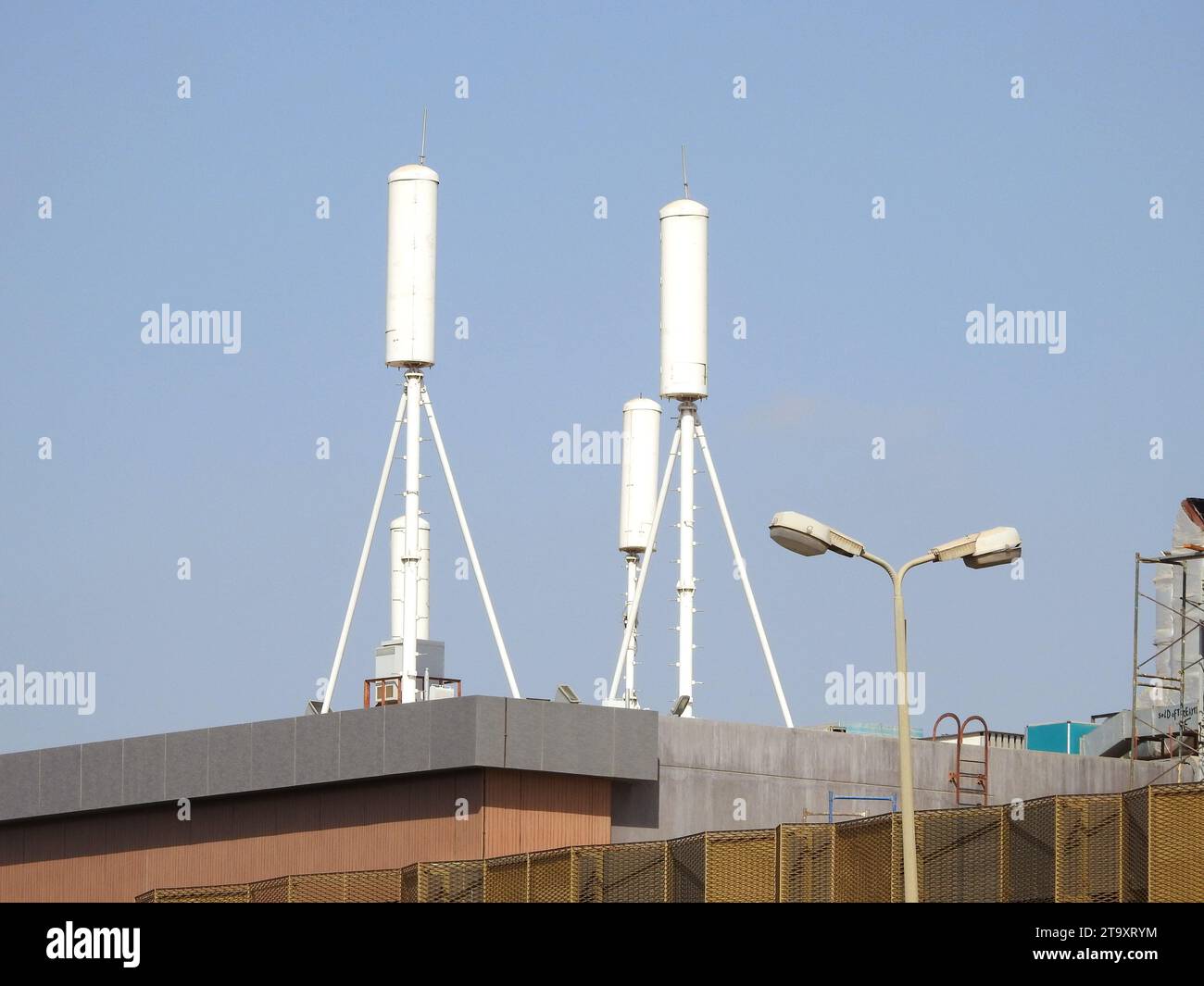 rete mobile cellulare, una rete di telecomunicazioni in cui il collegamento da e verso i nodi terminali è wireless, la rete è distribuita su aree terrestri cal Foto Stock