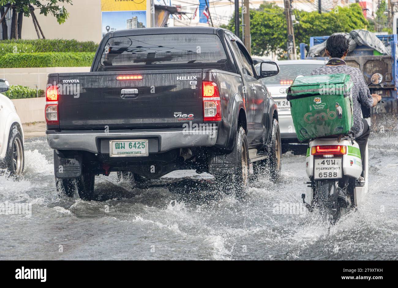 BANGKOK, THAILANDIA, 11 ottobre 2023, traffico su autostrada allagata a Bangkok Foto Stock