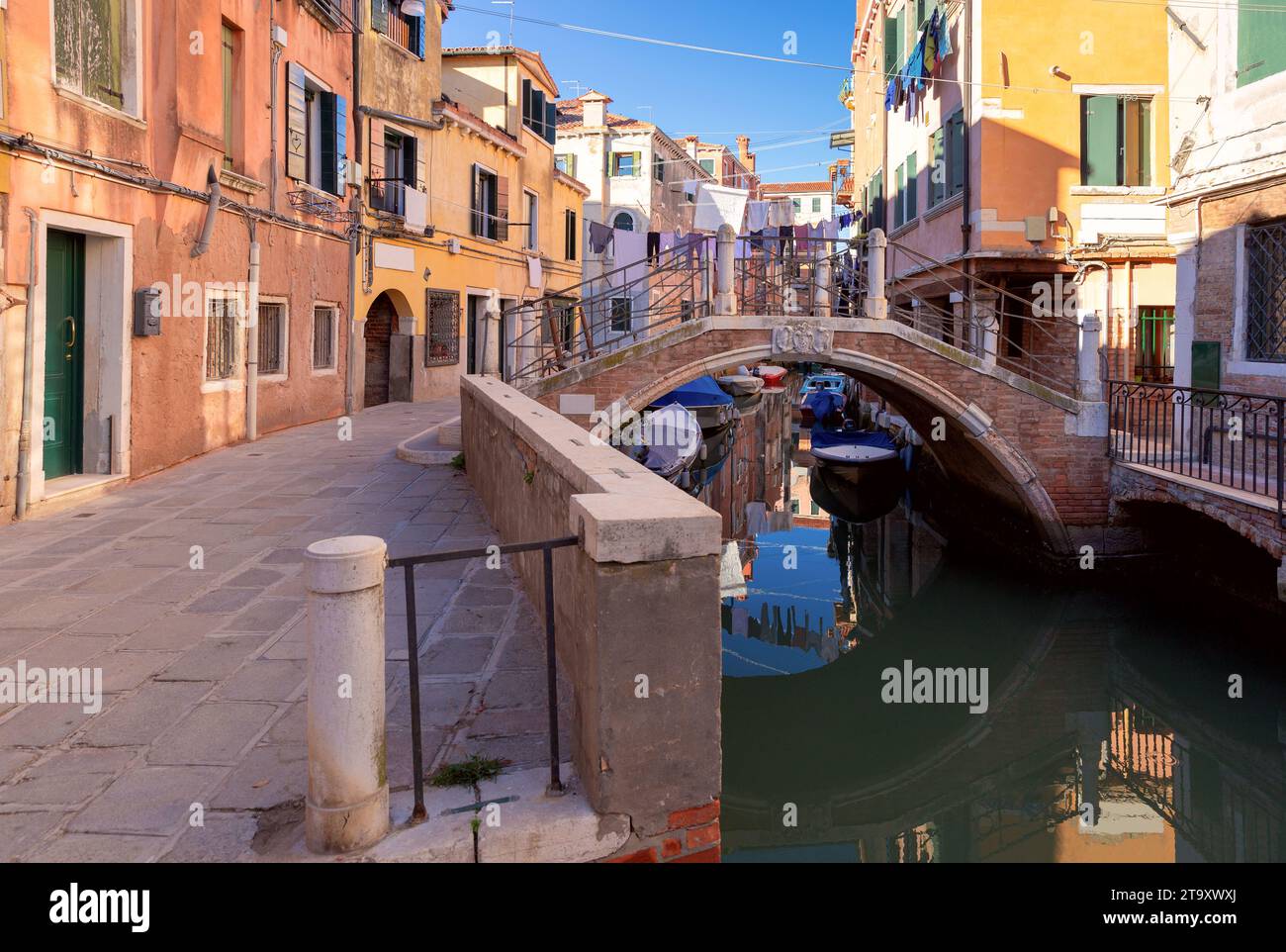 Tradizionali case in pietra colorata lungo il canale in una mattinata di sole. Venezia. Italia. Foto Stock