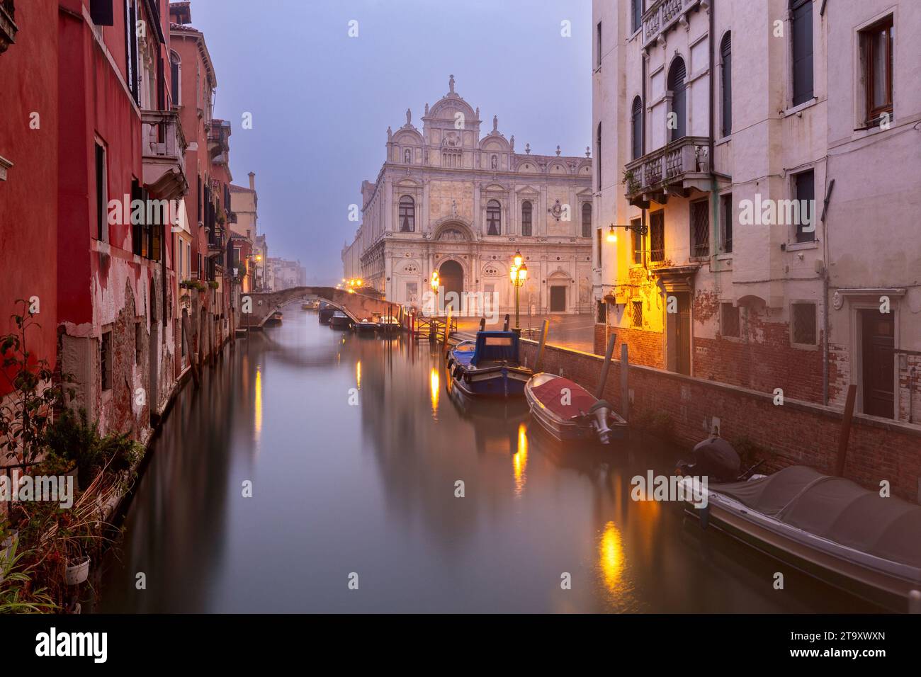 Le tradizionali case veneziane lungo il canale all'ora blu la mattina presto. Foto Stock