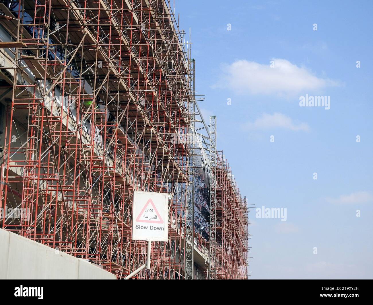 Cairo, Egitto, 5 ottobre 2023: Stazione della monorotaia del Cairo in costruzione da Orascom con colonne, binari, gru, ponteggi, Rapid Foto Stock