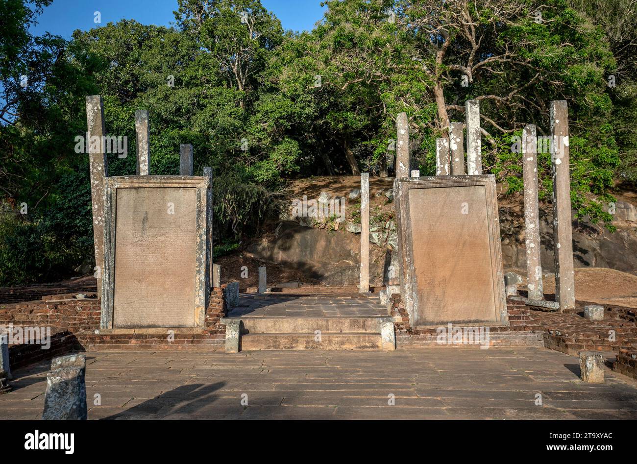 Le iscrizioni di Mahindra IV del X secolo a Mihintale in Sri Lanka. Le lastre forniscono informazioni relative all'amministrazione di Mihintale Foto Stock
