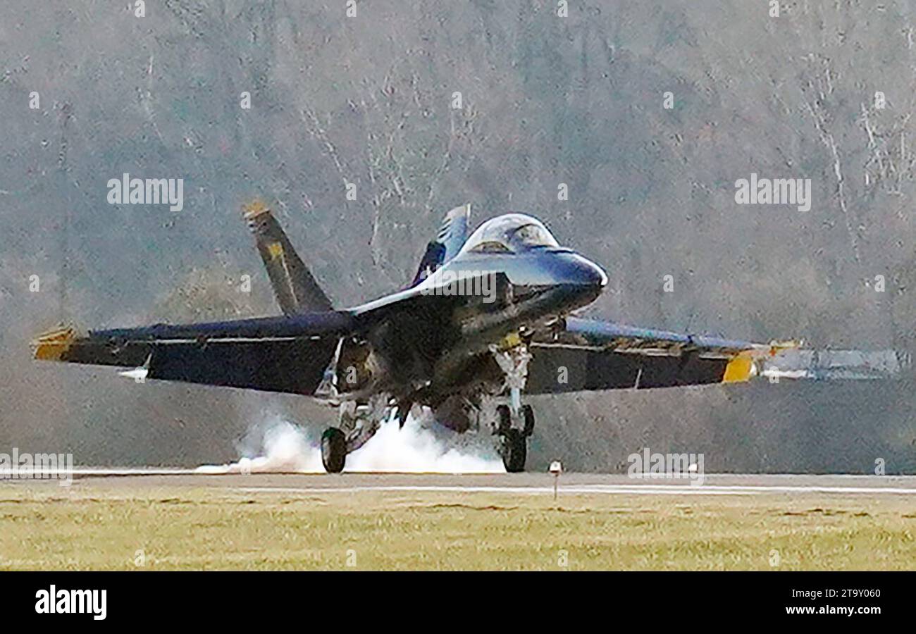 Chesterfield, Stati Uniti. 27 novembre 2023. Una St. Louis Made Blue Angels F/A-18 Super Hornet atterra allo Spirit of St Aeroporto Louis di Chesterfield, Mo lunedì 27 novembre 2023. Il singolo aereo Blue Angel volò per l'equipaggio per discutere la St. 8-9 2024 giugno Louis Air Show, che vedrà l'intero team Blue Angel a sei aerei composto da 16 ufficiali. Foto di Bill Greenblatt/UPI credito: UPI/Alamy Live News Foto Stock