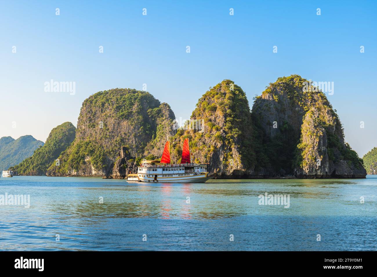 ha long Bay, o ha Long Bay, un sito patrimonio dell'umanità dell'UNESCO a Quang Ninh, Vietnam Foto Stock