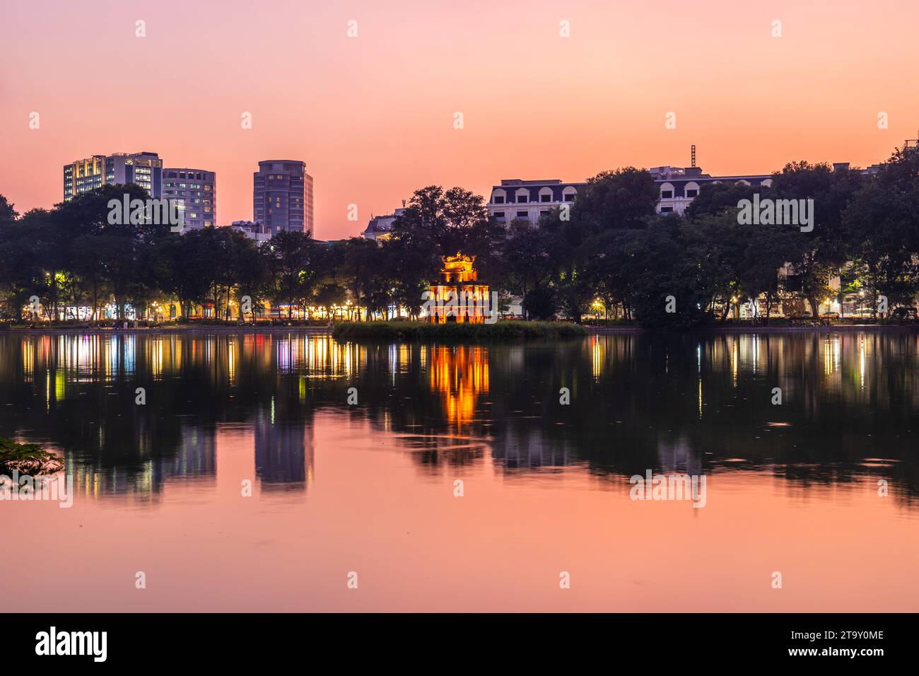 Hoan Kiem Lake, Lake of the Returned Sword, ad Hanoi, in Vietnam Foto Stock