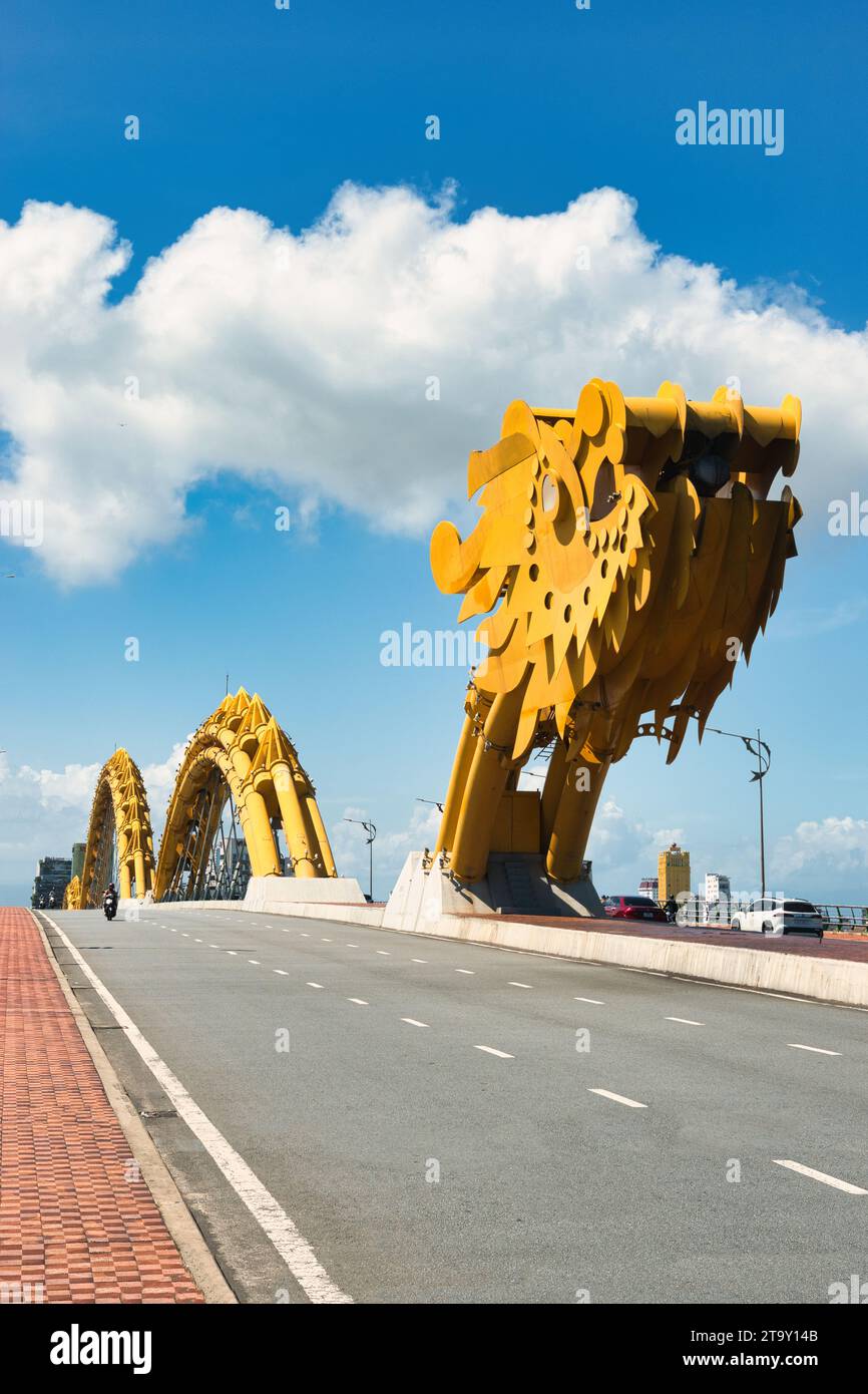 Città di da Nang, Vietnam ,11 novembre 2023: Il drago che fa fuoco sul Ponte del Drago, un famoso ponte di da Nang. La città di da Nang è famosa in Vietnam. Foto Stock